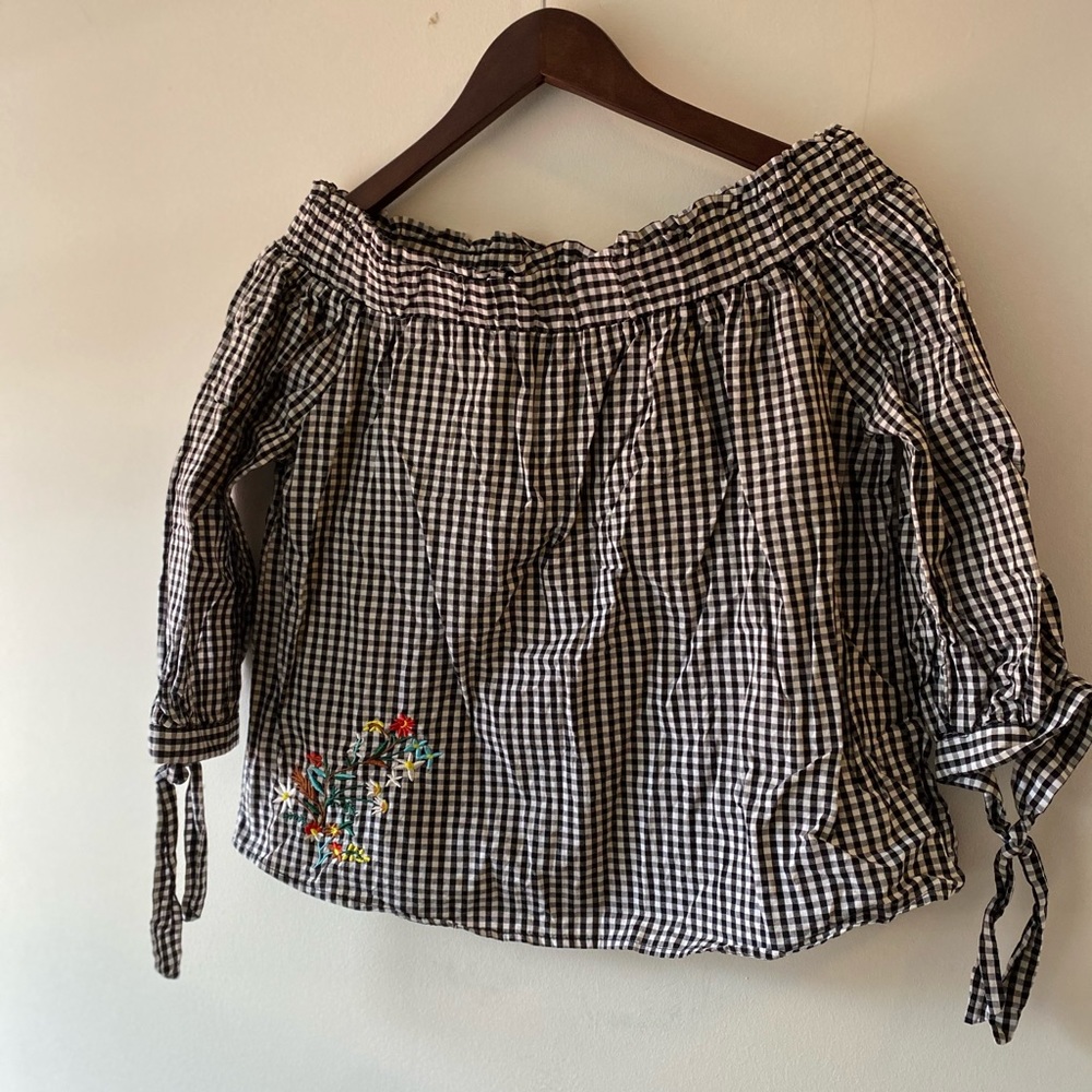3/$25 ♻️ passport Gingham Embroidered Top Medium